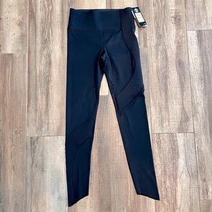 Under Armour heatgear Hi-Rise Slanted Ankle Crop Fitted Black Legging Pants